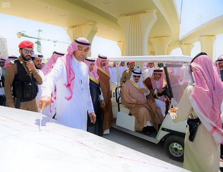 شاهد.. أمير الرياض يفتتح 6 مشاريع لتحسين وتطوير الطرق بالعاصمة