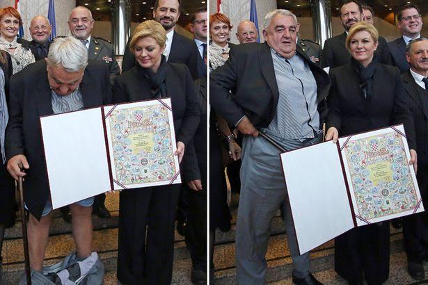 ناشط يسقط سرواله أثناء تسلمه جائزة السلام 