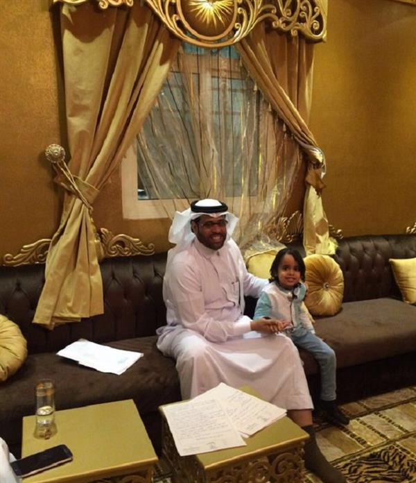 الطفل المعنف لتشجيعه الاهلي