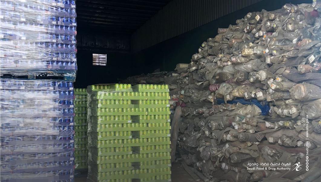 مستودع أقمشة يخزن موادَّ غذائية في ظروف غير مناسبة  