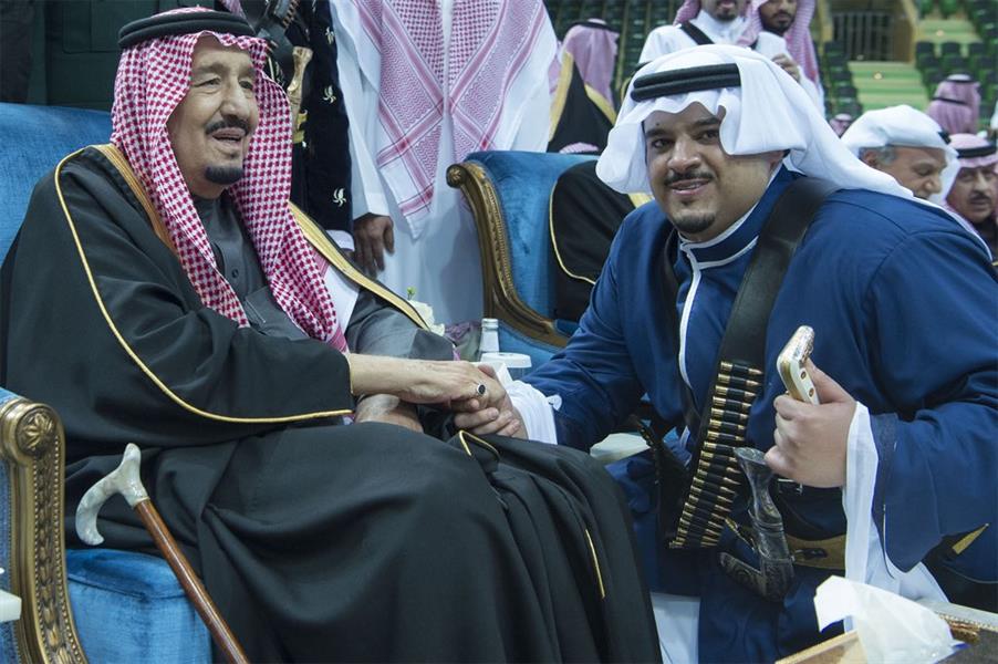 شاهد.. خادم الحرمين يشرّف حفل العرضة السعودية بـ