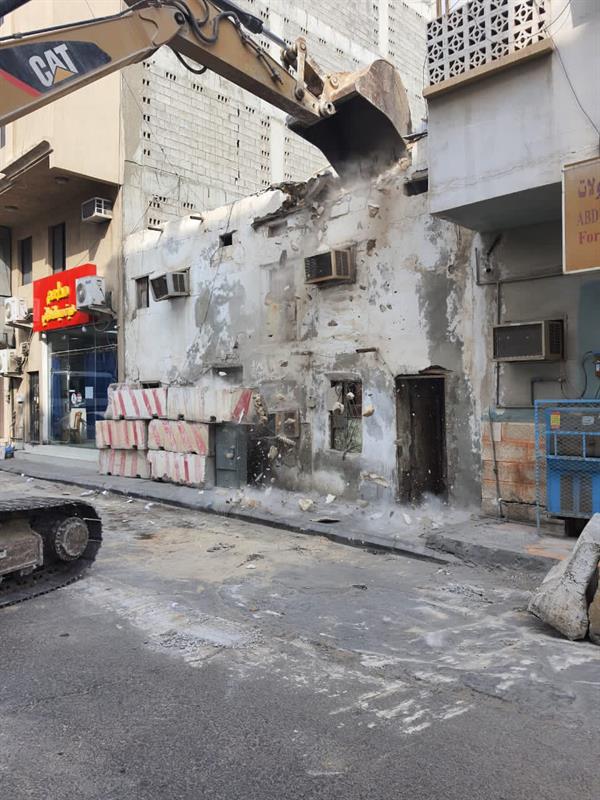 إزالة مبانٍ آيلة للسقوط في الخبر والدمام