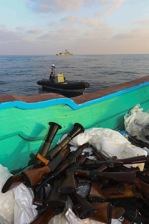 بالصور.. البحرية الأسترالية تضبط آلاف الأسلحة يُشتبه بإرسالها من إيران إلى الحوثيين بالصور.. البحرية الأسترالية تضبط آلاف الأسلحة يُشتبه بإرسالها من إيران إلى الحوثيين