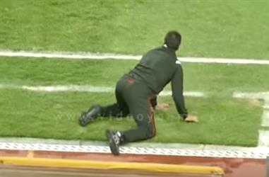 بالفيديو... مدرب الأهلي المصري يتراجع عن "سجدة شكر" بعدما ألغى الحكم هدفاً للفريق