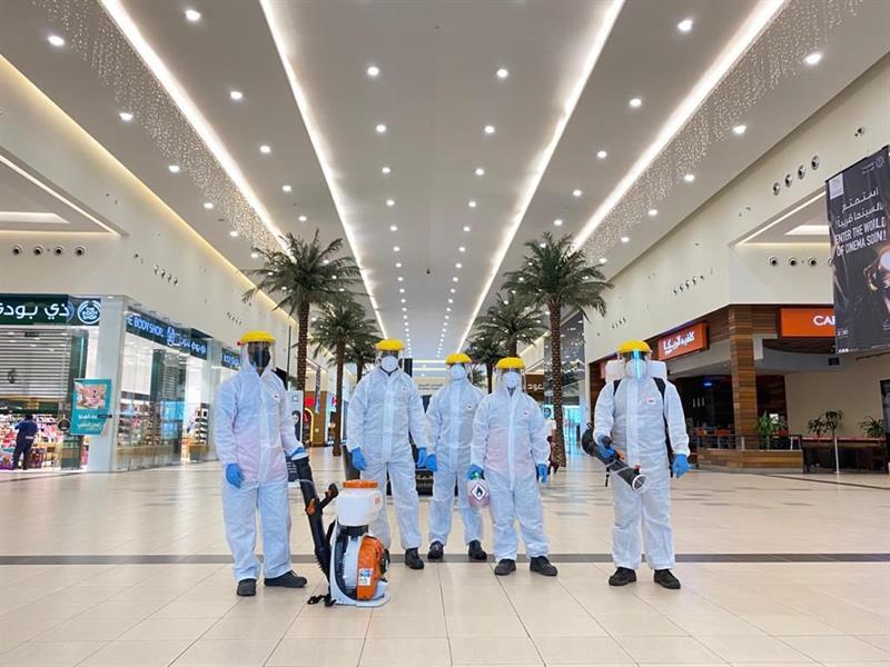 صور لأعمال التطهير والتعقيم بعد قرار إعادة فتح المراكز التجارية بجدة