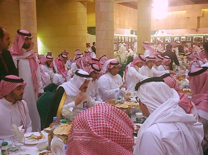 شاهد.. أمير الرياض يجلس بين الشباب بدلاً من مكانه المخصص له في الغداء المقام لملتقى شبابي