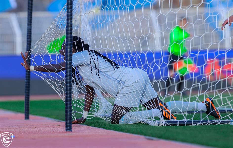 "سوبر غوميز" يقود الهلال للفوز برباعية أمام العين في "مباراة ركلات الجزاء"
