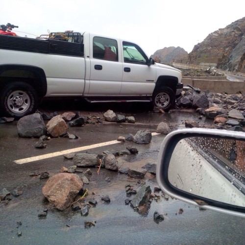 الأمطار تغلق «عقبة الهدا» بعد سقوط الصخور على الطريق