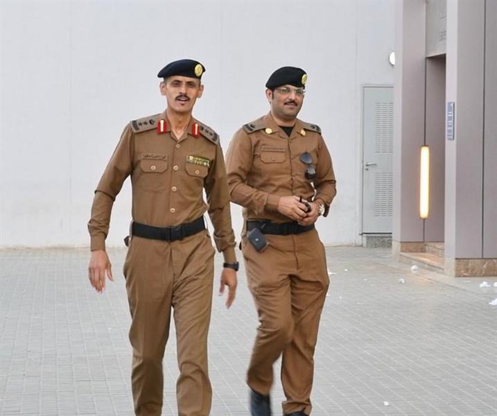 محافظ المجاردة يشارك رجال الأمن وجبة الإفطار في الميدان