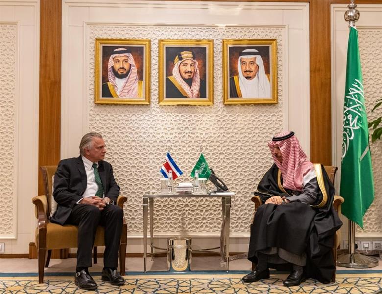 ولي العهد يتلقى رسالة خطية من رئيس كوستاريكا تتصل بتطوير العلاقات الثنائية