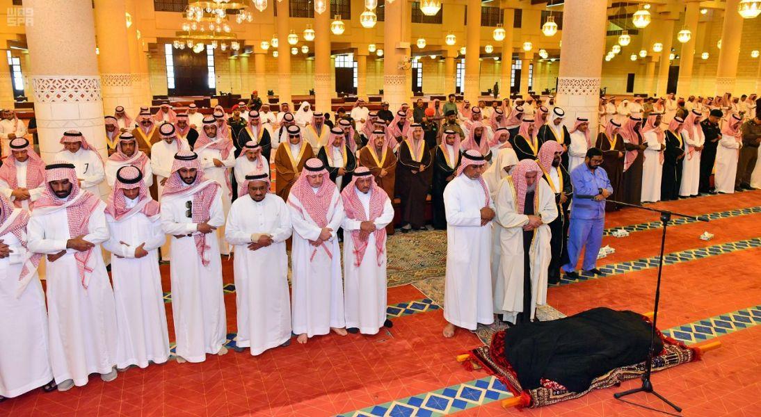أمير الرياض يؤدي صلاة الميت على والدة الأمير فيصل بن فهد أمير الرياض يؤدي صلاة الميت على والدة الأمير فيصل بن فهد