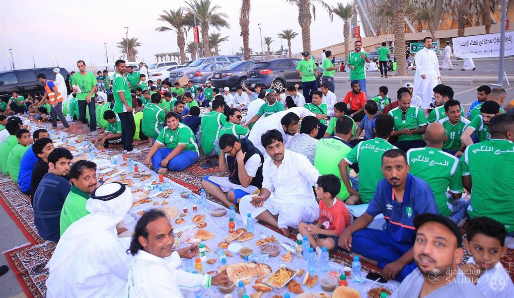شاهد.. جمهور الأهلي يقيم مأدبة إفطار عن شهداء الواجب قبل مباراة الرائد شاهد.. جمهور الأهلي يقيم مأدبة إفطار عن شهداء الواجب قبل مباراة الرائد