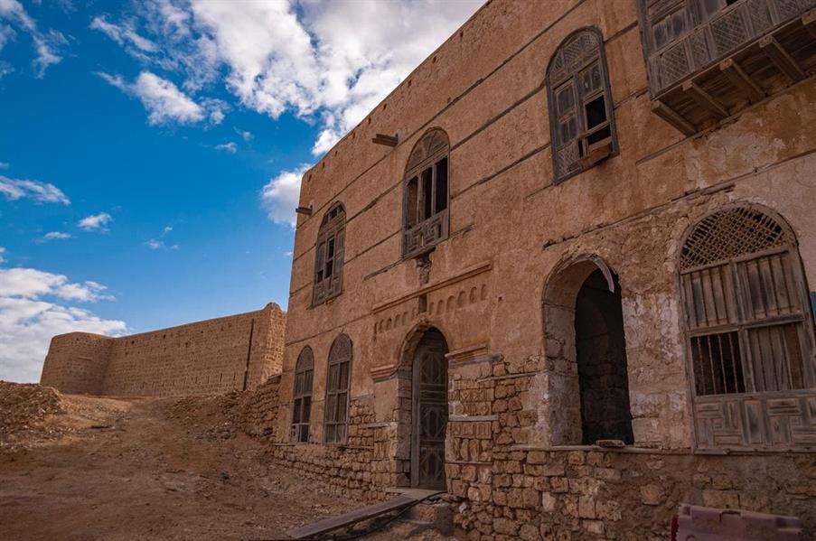 بلدة سعودية مبنية بالكامل من الطين وتطل على البحر الأحمر بلدة سعودية مبنية بالكامل من الطين وتطل على البحر الأحمر