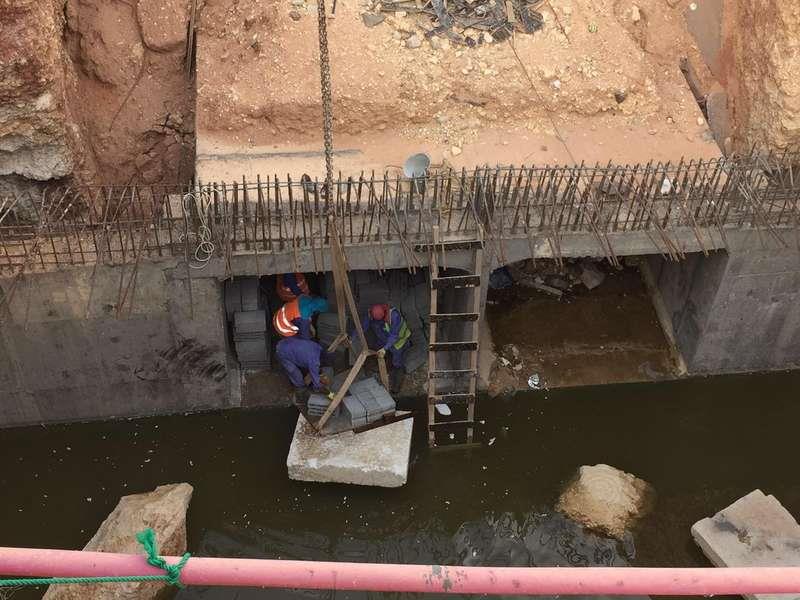 وزارة النقل ترصد محاولات جديدة لإغلاق عبارات تصريف مياه الأمطار بمخرج 8 بالرياض