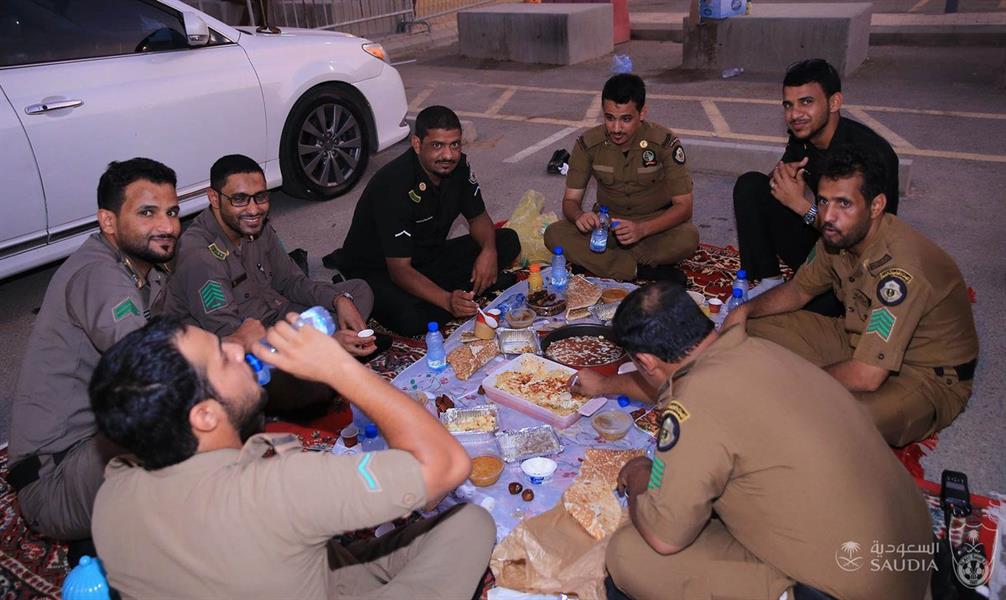 شاهد.. جمهور الأهلي يقيم مأدبة إفطار عن شهداء الواجب قبل مباراة الرائد شاهد.. جمهور الأهلي يقيم مأدبة إفطار عن شهداء الواجب قبل مباراة الرائد