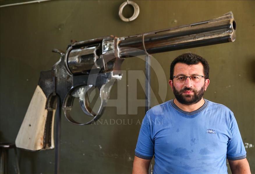 بطول 3 أمتار ووزن 100 كغ.. حداد تركي يصنع مسدسا عملاقا