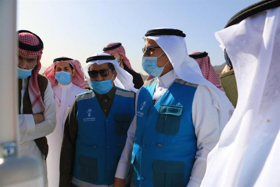 "النقل" تضع حجر الأساس لطريق منتزه البيضاء في المدينة المنورة 