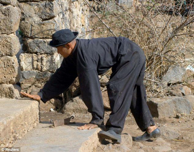 عائلة تركية تسير على أربع