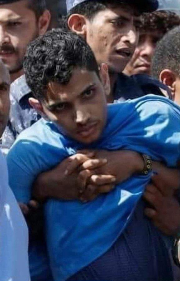 صور مؤلمة.. لحظة انتظار طفل يمني لإعدامه بالرصاص من قبل مليشيا الحوثي  