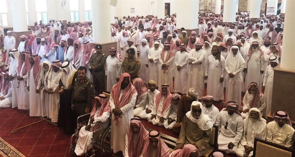 بالصور.. محافظ شرورة يؤدي صلاة الميت على المبتعث 