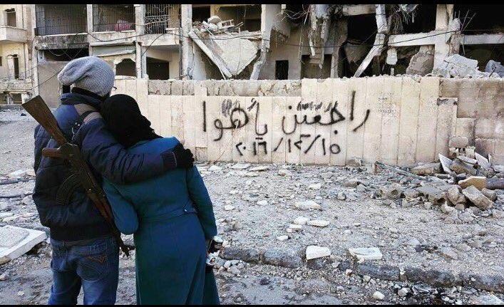 صورة  تختصر مأساة وإصرار الحلبيين.. 