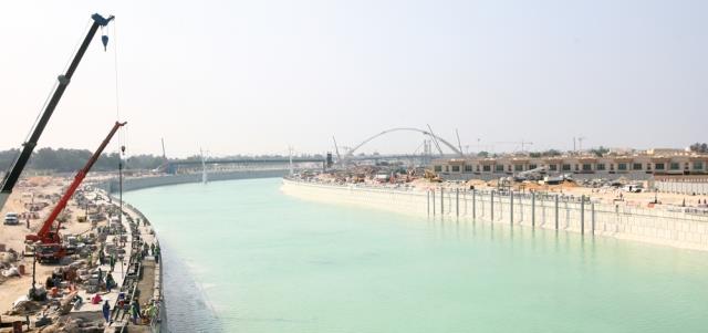 المياه تسري في مجرى 