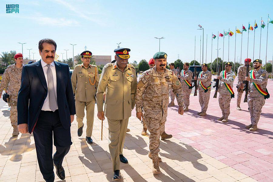 أمين التحالف الإسلامي لمحاربة الإرهاب يستقبل رئيس هيئة الأركان المشتركة الباكستانية