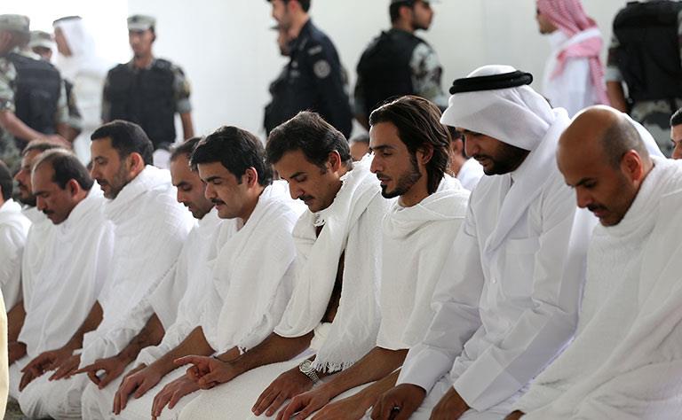 صور لتميم بن حمد والوفد المرافق له خلال أدائهم مناسك العمرة صور لتميم بن حمد والوفد المرافق له خلال أدائهم مناسك العمرة