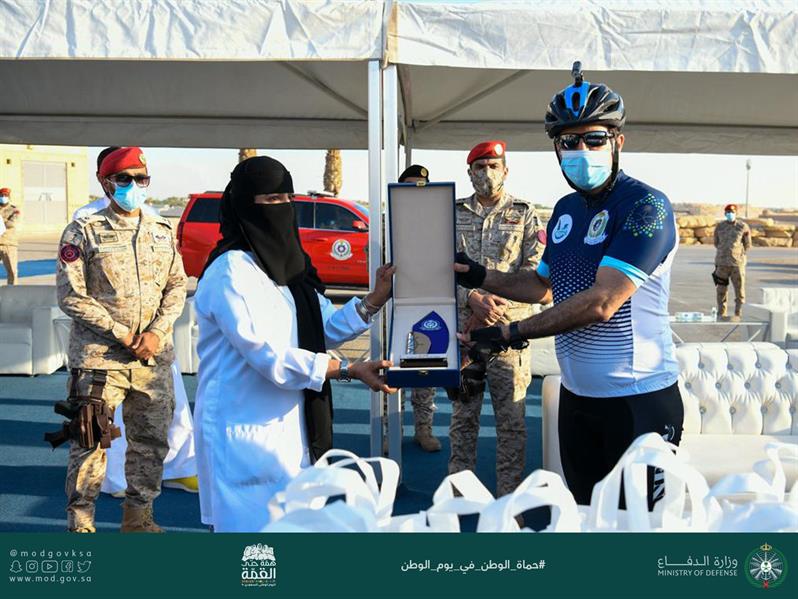 قائد القوات البحرية يشارك في مسيرة دراجات احتفاءً باليوم الوطني