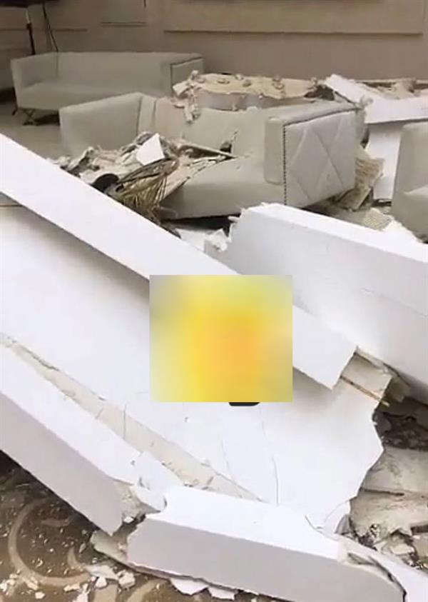 شاهد.. انهيار سقف قاعة مناسبات بالرياض على المدعوات وتواجد للدفاع المدني والإسعاف خارجها