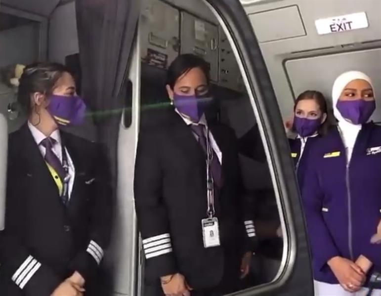  رحلة من الرياض إلى جدة بطاقم نسائي كامل  