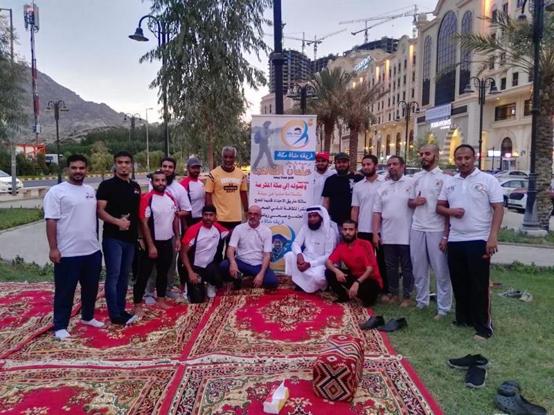 رحالة سعودي يقطع 450 كلم من بيشة إلى مكة سيراً على الأقدام لأداء فريضة الحج