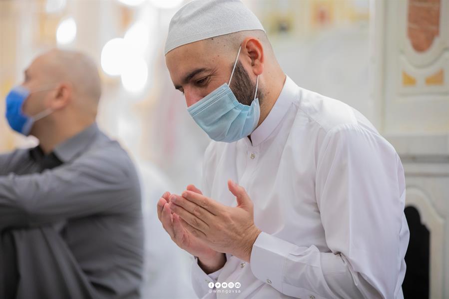 وسط أجواء خاشعة وإيمانية.. أول فوج من معتمري الخارج يؤدي الصلاة في الروضة الشريفة وسط أجواء خاشعة وإيمانية.. أول فوج من معتمري الخارج يؤدي الصلاة في الروضة الشريفة