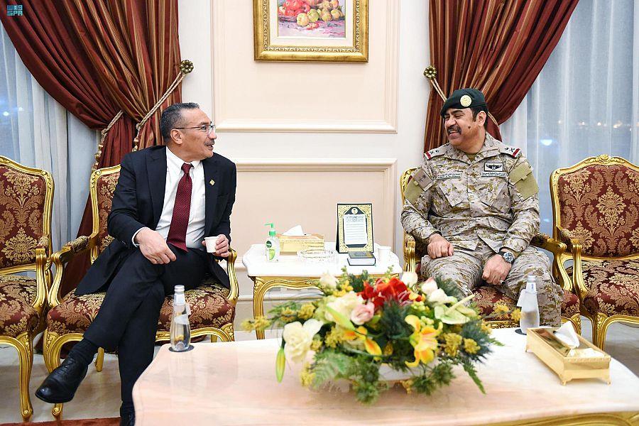 وزيرُ الدفاعِ الماليزي يغادرُ جدةَ