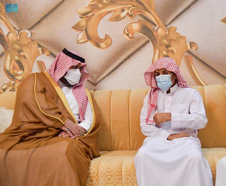 نائب أمير جازان يطمئن على صحة المصابين جراء سقوط المقذوف الحوثي.. ويقدم التعازي لذوي المتـوفيين (فيديو وصور) 