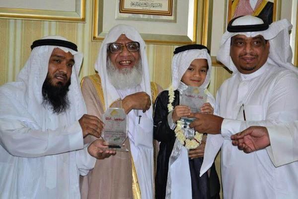 الطفل يتسلم جائزة حفظ القران