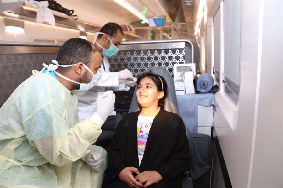 بالصور.. تقديم خدمات طبية لركاب رحلة قطار 