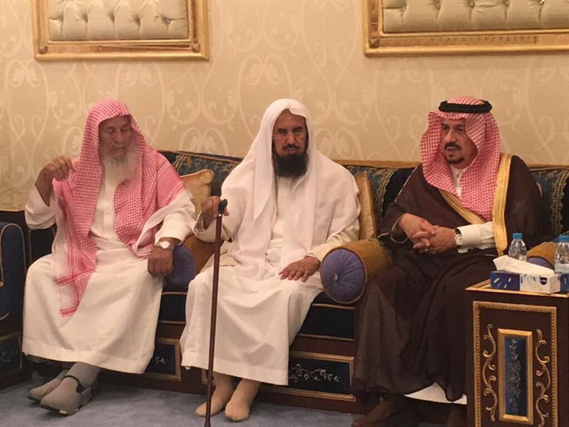 أمير الرياض يعزي أسرة آل حزيم الدوسري في المتوفين بحادثة الحريق أمير الرياض يعزي أسرة آل حزيم الدوسري في المتوفين بحادثة الحريق