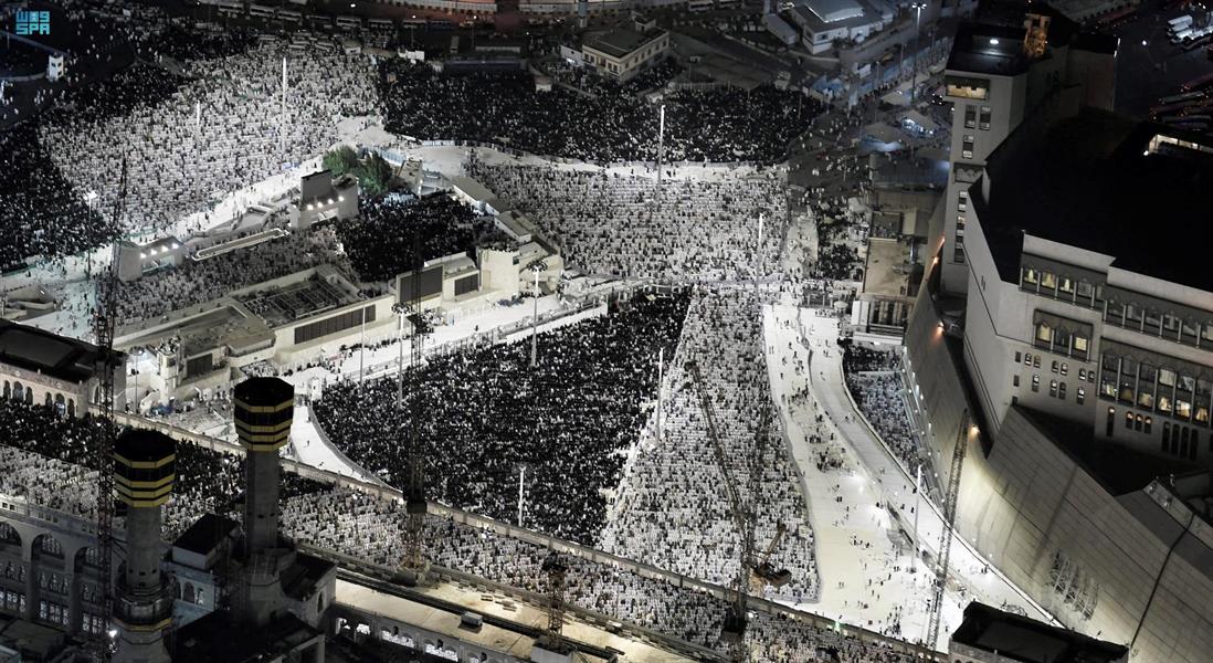 وسط أجواء إيمانية.. قاصدو المسجد الحرام والمسجد النبوي يشهدون ختم القرآن في ليلة 29 (صور) 