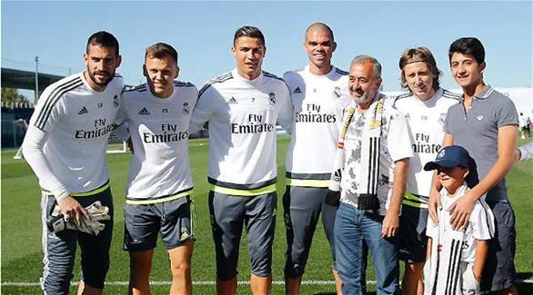 ريال مدريد يستقبل المدرب السوري اللاجئ ونجليه