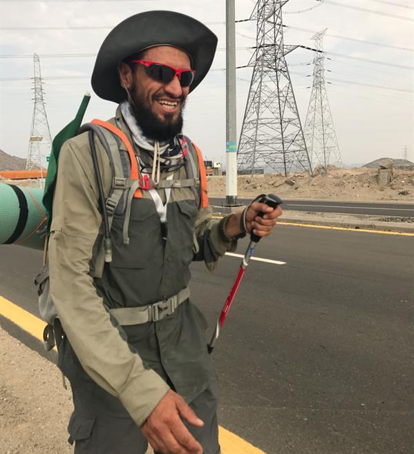 رحالة سعودي يقطع 450 كلم من بيشة إلى مكة سيراً على الأقدام لأداء فريضة الحج