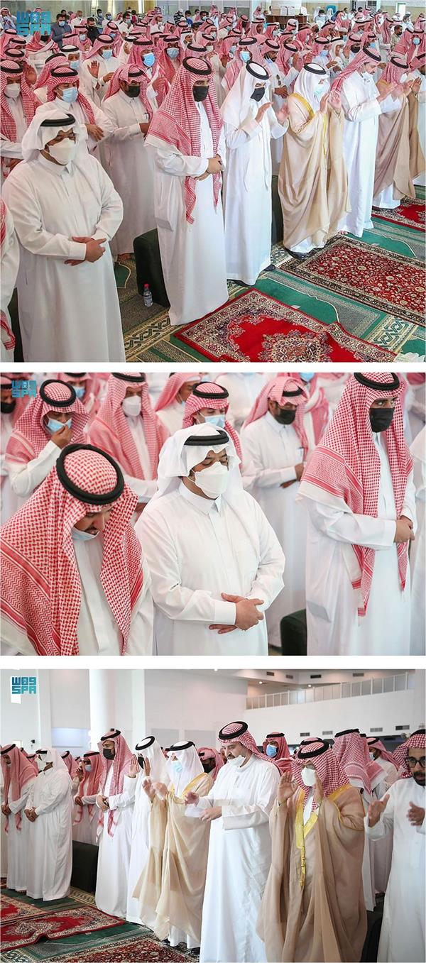 أمير المنطقة الشرقية يؤدي صلاة الميت على والدة الأمير عبدالعزيز بن عبدالرحمن بن عبدالعزيز.