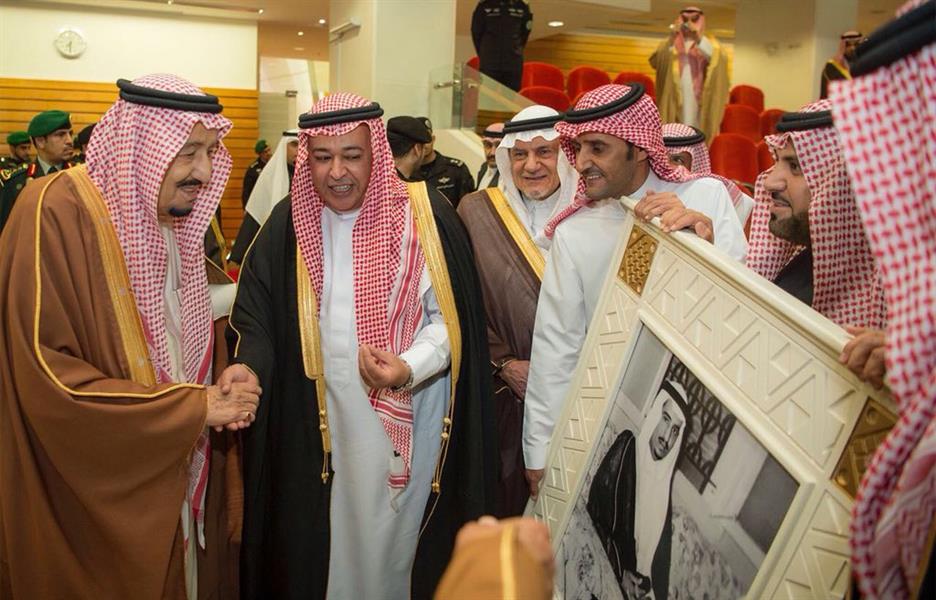 خادم الحرمين الشريفين يرعى المهرجان السنوي لسباق الخيل.. ويسلم كأس المؤسس للأمير فيصل بن خالد (فيديو) خادم الحرمين الشريفين يرعى المهرجان السنوي لسباق الخيل.. ويسلم كأس المؤسس للأمير فيصل بن خالد (فيديو)