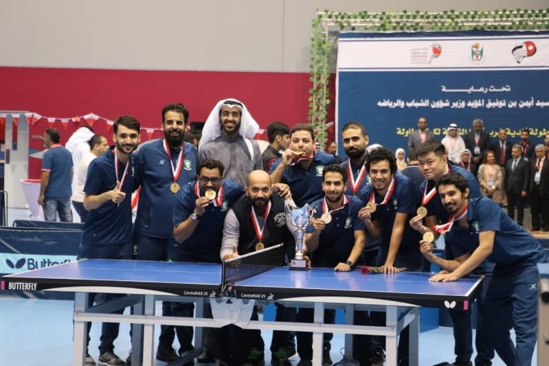 بالصور .. رئيس هيئة الرياضة يكافئ لاعبي الأهلي لكرة الطاولة