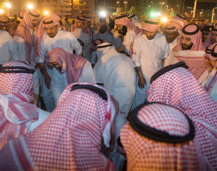 بالصور.. مواراة جثمان الأمير مشعل الثرى في مقبرة العدل بمكة