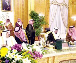 الأمير سعود الفيصل يستمع لتوجيهات الراحل الملك فهد بن عبدالعزيز في إحدى جلسات مجلس الوزراء