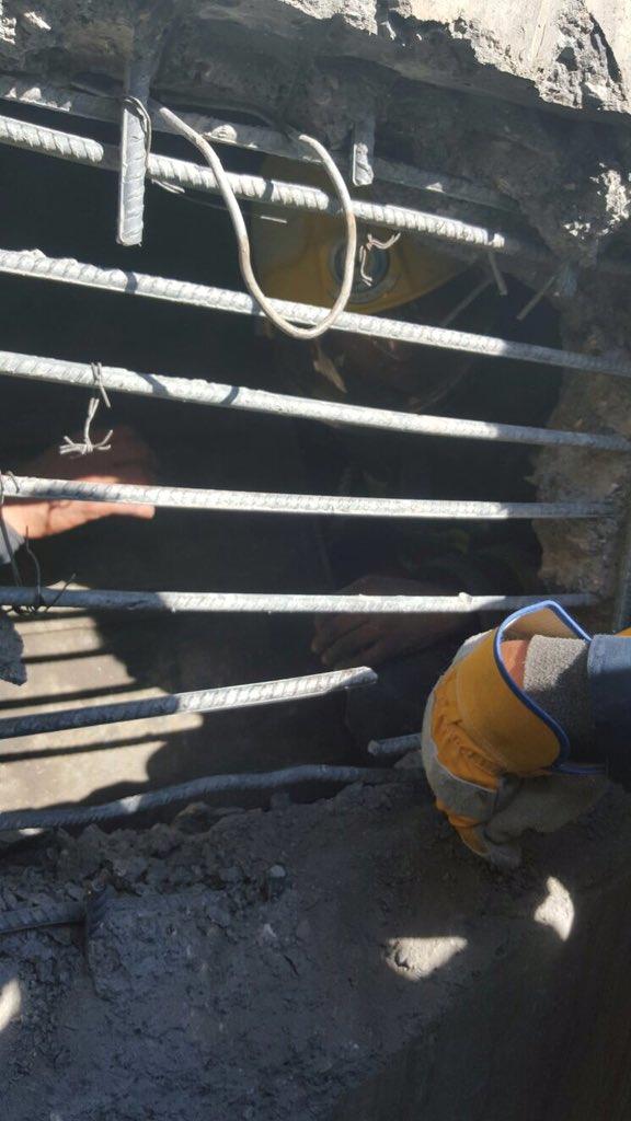 بالصور.. إنقاذ 4 عمال سقطوا بخزان ماء تحت الإنشاء في طبرجل