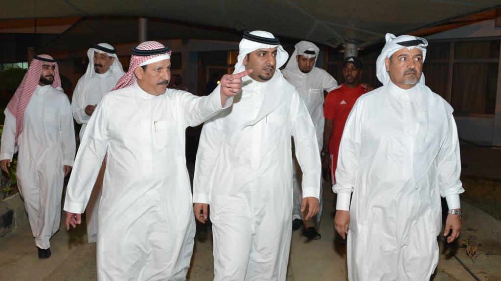 بالصور .. رئيس نجران يتجول في منشآت وملاعب الحرس الوطني بالصور .. رئيس نجران يتجول في منشآت وملاعب الحرس الوطني