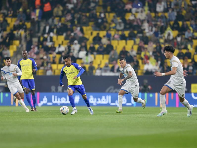 النصر يعود لصدارة دوري روشن بثنائية مثيرة في شباك التعاون