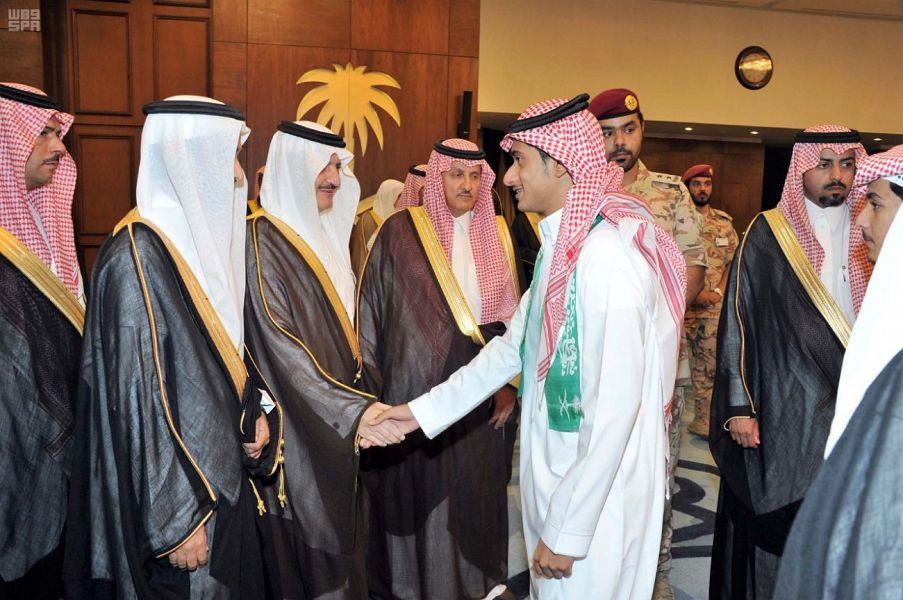 أمير المنطقة الشرقية يوجه بإشراك طلاب المرحلة المتوسطة والثانوية في لقاء الإثنينية الإسبوعي أمير المنطقة الشرقية يوجه بإشراك طلاب المرحلة المتوسطة والثانوية في لقاء الإثنينية الإسبوعي